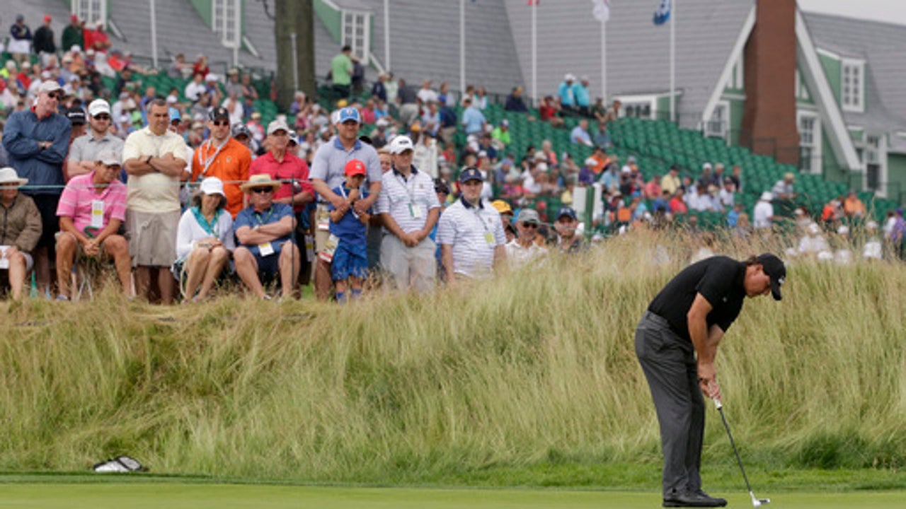 Dustin Johnson in the mix early to forget last year's Open